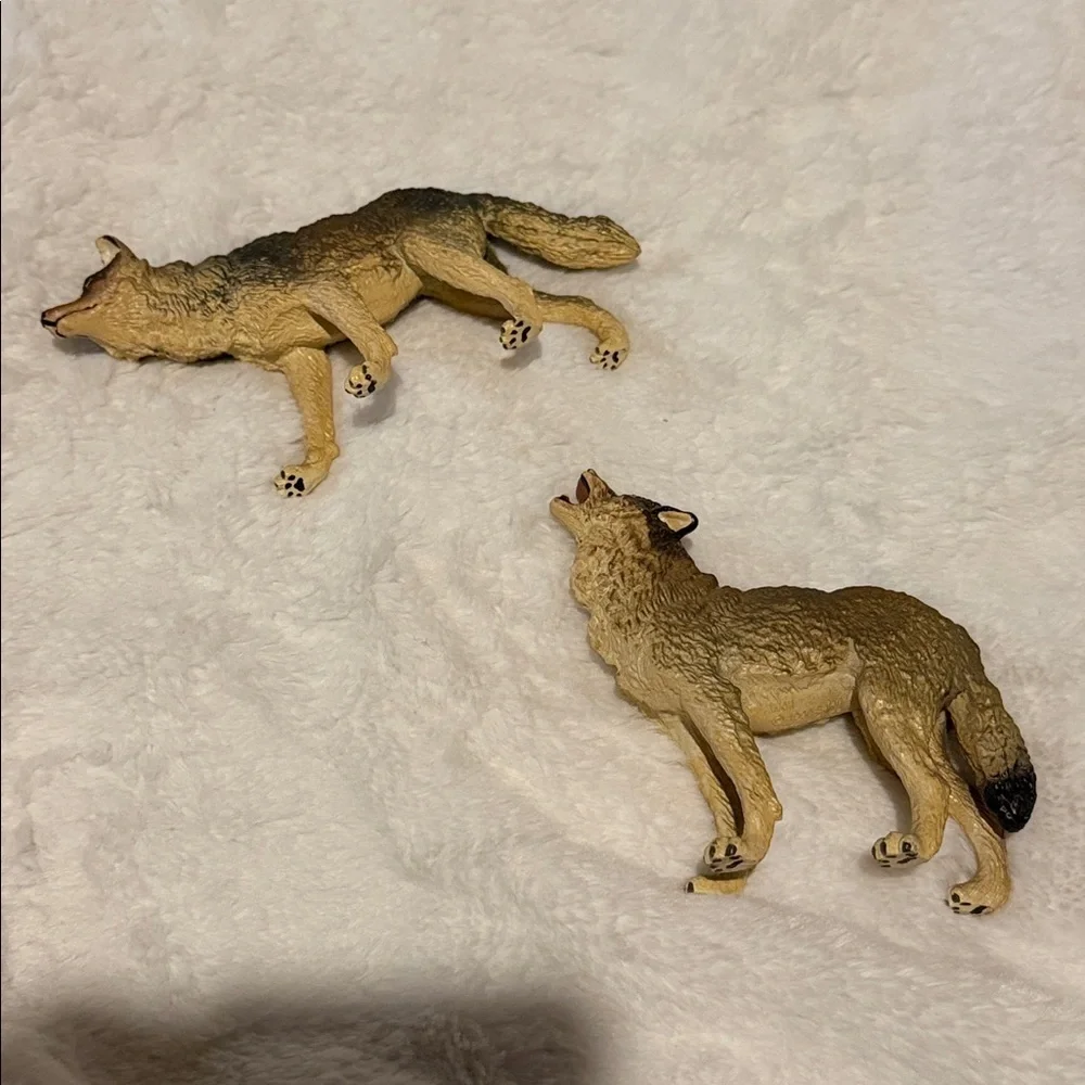 VTG 1990 Timber Wolf Safari LTD Hand Painted Howling Wolf & standing wolf